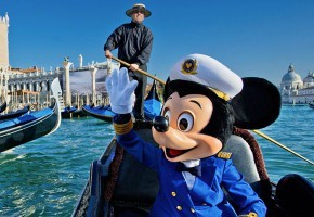 disney-venice-italy-mickey-mouse-in-gondola