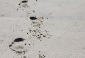 Footprints in sand by @SatuVW