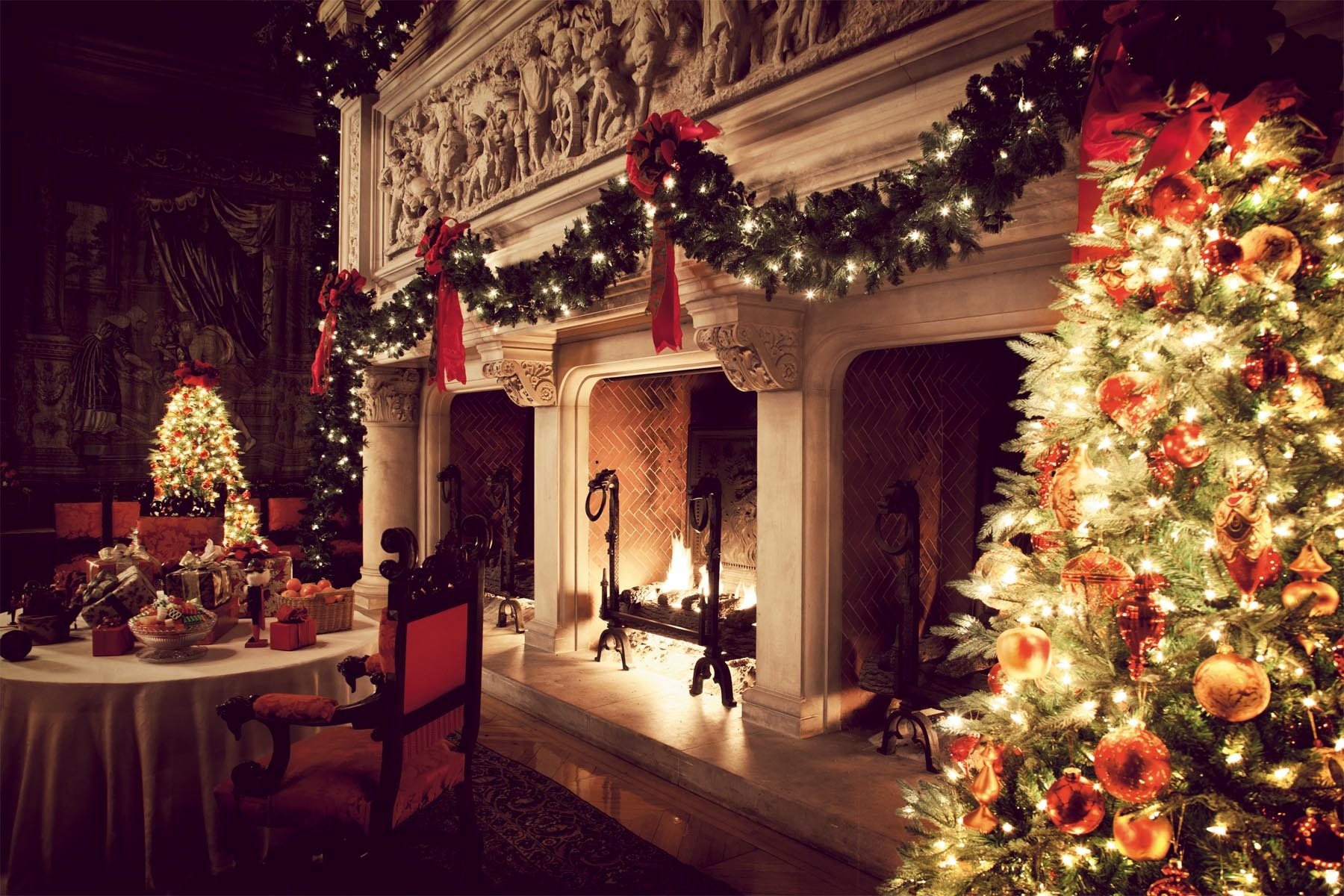 Biltmore Fireplace at Christmas | Skimbaco Lifestyle | online magazine