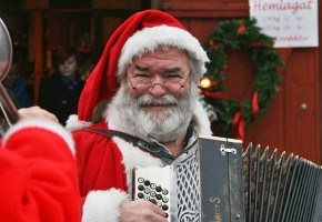 santa-claus-playing-music