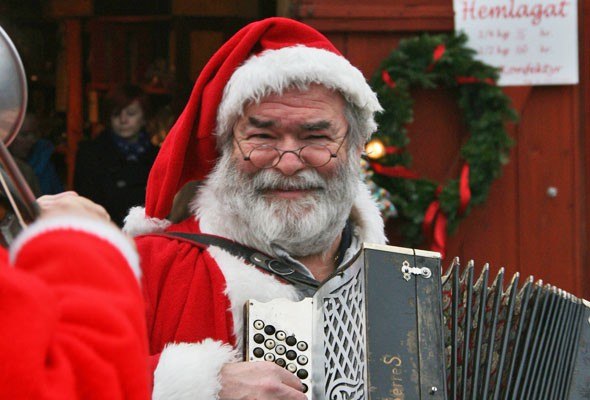 santa-claus-playing-music